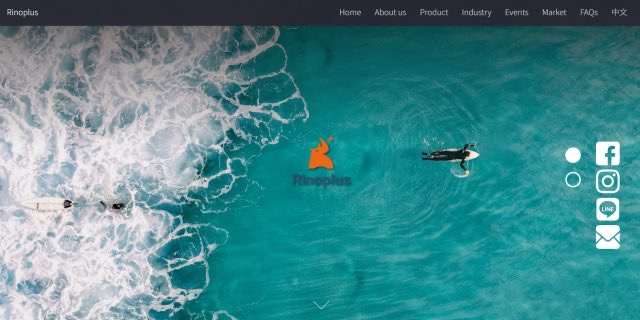 リノプラス(RINO PLUS)公式サイトのトップページ。海とサーフィンのビジュアルが使われている