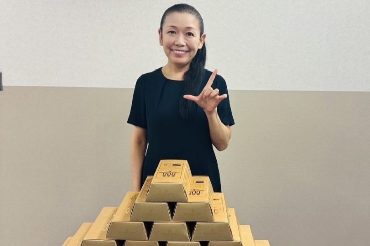 ウルフ村田氏が金塊風オブジェの前で撮影したSNS投稿写真の参考画像